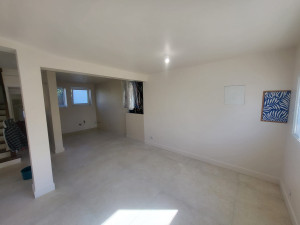 Photo de galerie - J'ai peints le plafond et les mur du salon et de la cuisine en ayant préparé déjà le support en rebouchant les trous application d'enduit de finition avec le fibre de verre pour corriger les  irrégularités et les défauts, ponçage