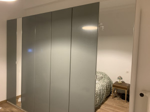 Photo de galerie - Assemblage et installation d'une armoire intégrée avec zones fonctionnelles et tiroirs.