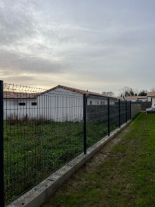 Photo de galerie - Pose d’une clôture sur muret, fixer sur platines 