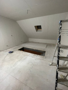 Photo de galerie - Aménagement de comble : isolation, ferraillage, plaque de plâtre avant (c'est finition bande et enduit)...