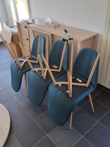 Photo de galerie - Montage d’un  buffet conforama et fixation des chaises salon.