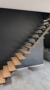 Photo de galerie - Escalier limon central et marches bois
