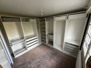 Photo de galerie - Pose d’un dressing et revêtement de sol à l’américaine 