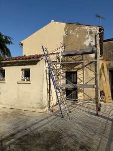 Photo de galerie - Travaux de rénovation extérieure avec préparation des murs et reprise de façade. Chantier réalisé avec sérieux et soin. Je propose mes services pour tous vos travaux de bricolage et rénovation.