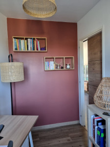 Photo de galerie - Aménagement bureau... peinture,pose de parquet,pose d'étagères...de  Luminaire et d'une porte coulissante?