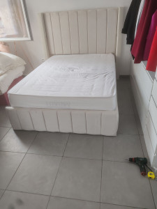 Photo de galerie - Montage d'un lit sans notice. 
