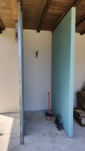 Photo de galerie - Création d'une douche extérieure devant une piscine 