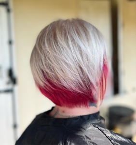 Photo de galerie - Décoloration, rose fushia sur le dessous, coupe Brushing lisse 