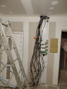 Photo de galerie - Tirage de cable 
installation d'un tableau électrique shnieder  3 étage avec gtl 
