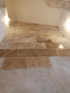 Photo de galerie - Pose de travertin plus reprise des murs à monocouche finition talochée et joint de pierre