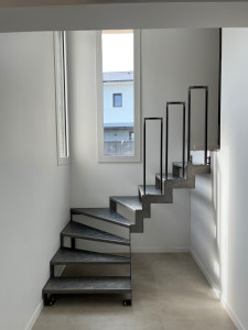 Photo de galerie - Escalier sur mesure tout acier.