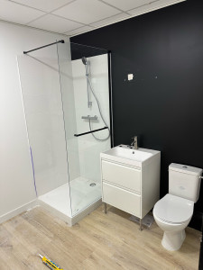 Photo de galerie - Pose d’une petite salle de bain pour des bureaux 