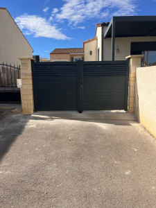 Photo de galerie - Création des piliers mise en place d’un nouveau portail alu gris anthracite