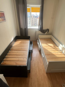 Photo de galerie - Montage de deux lits  avec tiroirs de rangement intégrés (un noir, un blanc), sommiers à lattes inclus. Travail soigné, visserie bien serrée, tiroirs coulissants vérifiés. Intervention rapide dans une chambre en espace réduit.