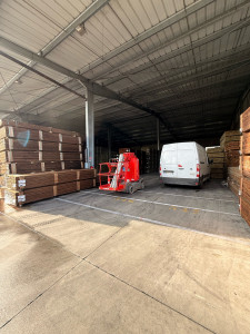 Photo de galerie - Changement de luminaires avec nacelle pour une entreprise!! 