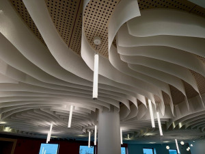 Photo de galerie - Installation de plafond et d’éclairage intégré. Projet sur mesure avec luminaires suspendus, câblage propre et plafond décoratif posé avec soin. ST Entreprise – qualité & savoir-faire. ? 07 49 04 78 52 