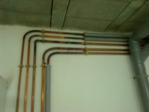 Photo de galerie - Installation chaudière tuyauterie alimentation eau chaude eau froide gaz et plancher chauffant.