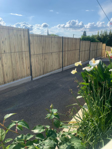 Photo de galerie - Grillage rigide et lame bois 22mm