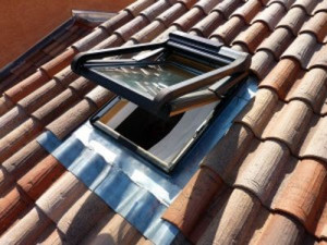 Photo de galerie - Fenêtre de toit sur couverture en tuiles
Vue extérieure d’une fenêtre de toit ouverte et de ses raccords avec les tuiles.