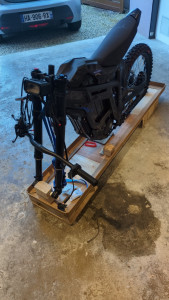 Photo de galerie - Montage d'une moto tout terrain électrique, photo de la sortie de caisse....