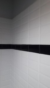Photo de galerie - Pose et jointage  carreaux métro dans une douche 