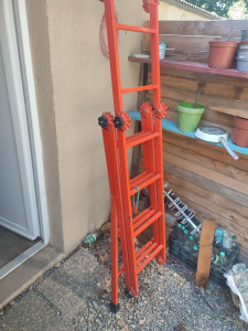 Photo de galerie - Grande échelle , modulable en échafaudage pour multiples tâches.
taillage de haies 
peinture
maçonnerie 
etc...