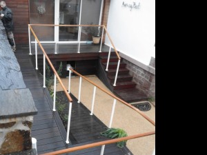 Photo de galerie - Escalier avec accès handicapé en bois et garde-corps bois/ métal