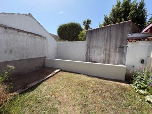 Photo de galerie - Montage d’un mur de clôture mitoyen et d’un petit muret pour jardinière avec son enduit 