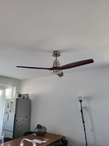 Photo de galerie - Ventilateur télécommandé avec éclairage intégré.