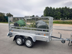 Photo de galerie - Grande remorque rehaussés de 4 mètres cube
pour évacuation de déchets / gravats. 

Transport de mobiliers possible, je possède une grande bâche protégeant de la pluie, ainsi que les protections nécessaires pour vos biens + grand coffre de 2 mètres cube.