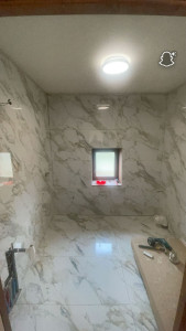 Photo de galerie - Sol et faïence pour salle de bains imitation marbre 