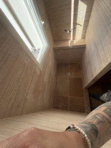 Photo de galerie - Réalisation d’une douche à l’italienne en travertin 