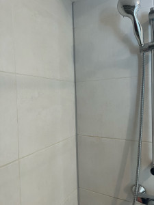 Photo de galerie - Les joints en silicone dans la salle de bain.