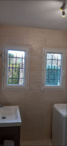 Photo de galerie - Pose de menuiserie PVC en rénovation dans une salle de bain