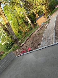 Photo de galerie - Réalisation chemin avec bordure, muret et terrasse avec grille avaloir 