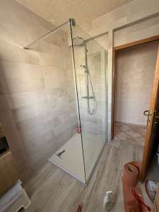 Photo de galerie - Installation d’un bac à douche extra plat 120x90 avec paroi fixe 