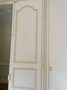 Photo de galerie - Reprise d’enduits, complément de moulures et peinture