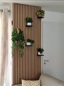 Photo de galerie - Installation de tasseaux bois au mur + petite étagère