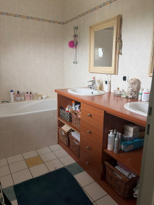 Photo de galerie - Je nettoie la salle de bain avec beaucoup de soin, je laisse tout impeccable. Je nettoie les meubles et toute la maison avec beaucoup de dévouement et d’attention. Je fais toujours de mon mieux pour que tout soit propre et bien rangé. 