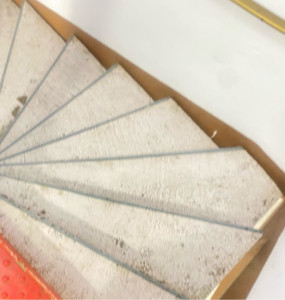 Photo de galerie - ✨ Nettoyage d’escalier – Avant intervention ✨  Escalier très encrassé avec traces, poussières et saletés incrustées. Une remise en état complète est nécessaire pour retrouver propreté et hygiène.