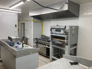 Photo de galerie - Réalisation d'une cuisine professionnelle.
Sanitaire, Ventilation, Pose d'une chambre froide, Fournitures et pose et agencement des équipements de la cuisine.