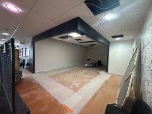 Photo de galerie - Démolition cloison, peinture , plafond suspendue dans un restaurant 