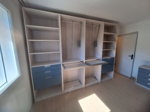 Photo de galerie - Montage d'un dressing en kit et accessoires 