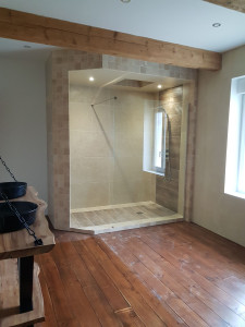 Photo de galerie - Création d une douche avec ciel de pluie dans le plafond.