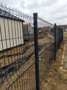 Photo de galerie - Réalisation d'une clôture en panneaux rigides autour d'une maison ( 100 m linéaire).