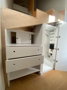 Photo de galerie - Rangement sous l'escalier (placard, etagères, tirroirs, cache invisible) 