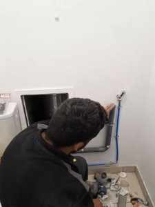 Photo de galerie - Créer une nouvelle installation pour une machine à laver dans la salle de bains.