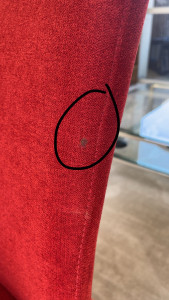 Photo de galerie - Tache sur une chaise