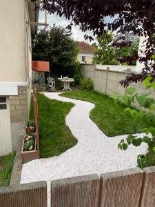Photo de galerie - Création d’une allée en gravier et pose de gazon en rouleau 