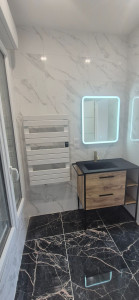 Photo de galerie - Meuble vasque, seche serviette et miroir